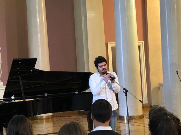 Студент ФФМ МГУ выступил на концерте, приуроченном к Международному дню родного языка Студент ФФМ МГУ выступил на концерте, приуроченном к Международному дню родного языка