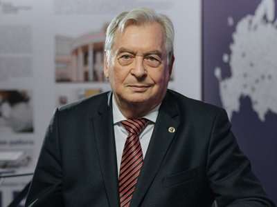 Поздравляем декана ФФМ академика В.А.Ткачука с награждением государственной наградой РФ! Поздравляем декана ФФМ академика В.А.Ткачука с награждением государственной наградой РФ!